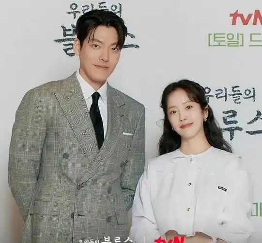 相恋七年金宇彬申敏儿罕见同台宣传新剧男方紧盯女友眼神拉丝