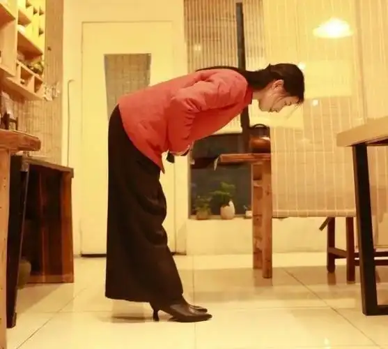 学习各种礼拜动作:拜佛,胡跪,长跪,问讯 (法界定印)(请参考图片)长跪