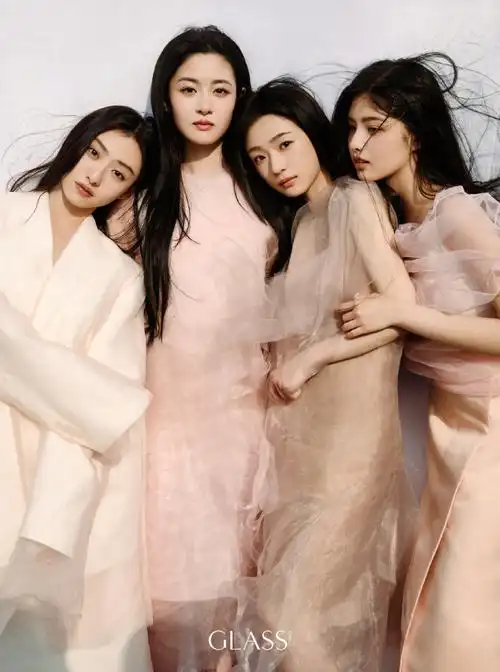 她们是00后女演员,是坚韧的,是诚挚的,是激昂向上的.