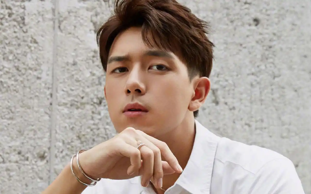 李现帅气最新壁纸_亲爱的热爱的韩商言