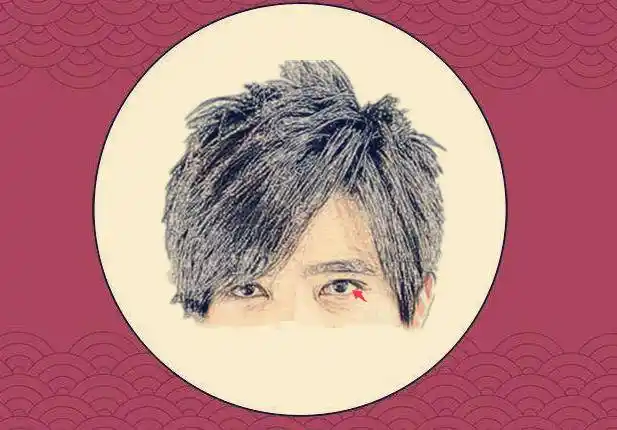 所谓的三白眼,就是指一个人的黑眼珠长得非常的小,而四周的眼白长得