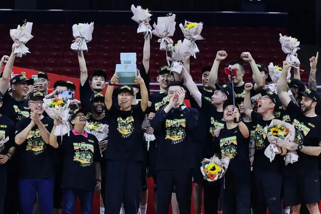 再横扫广厦辽宁男篮夺冠
