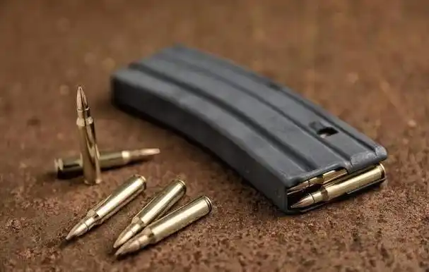 战场上,用完的空弹匣能直接扔吗?老兵:不想活你就扔