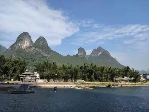 船行漓江游百里画廊