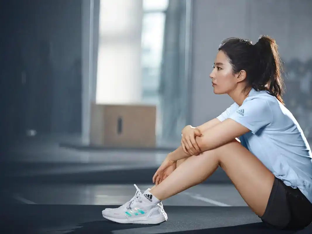 无惧酷暑, 无畏挑战  勇敢走出自己的步调 刘亦菲adidas 全新广告大片