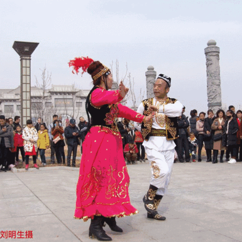 在新疆呆久的甘谷人,回来后就变成这样了!