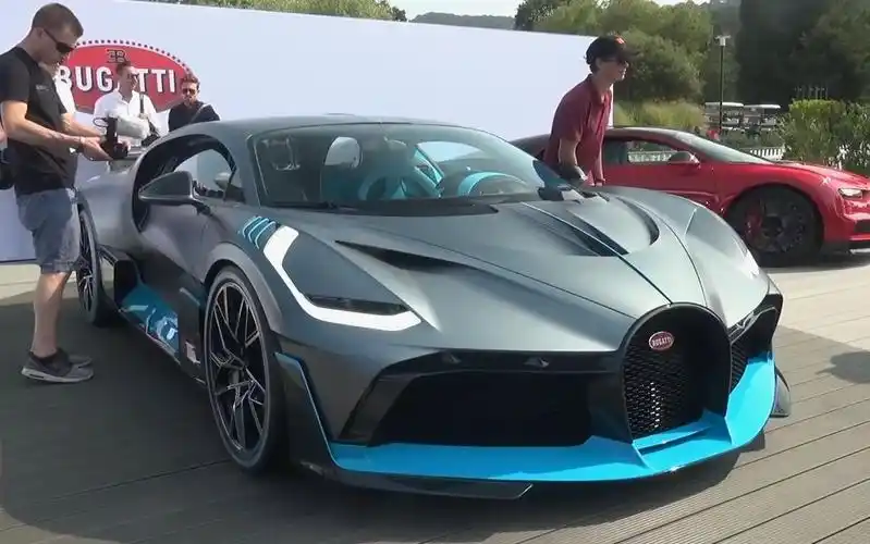 请注意布加迪限量龙王亮相街头580万美元bugattidivofirstdriving