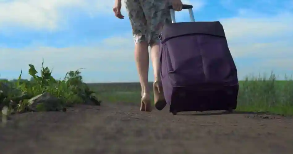 美女拉箱出发旅行