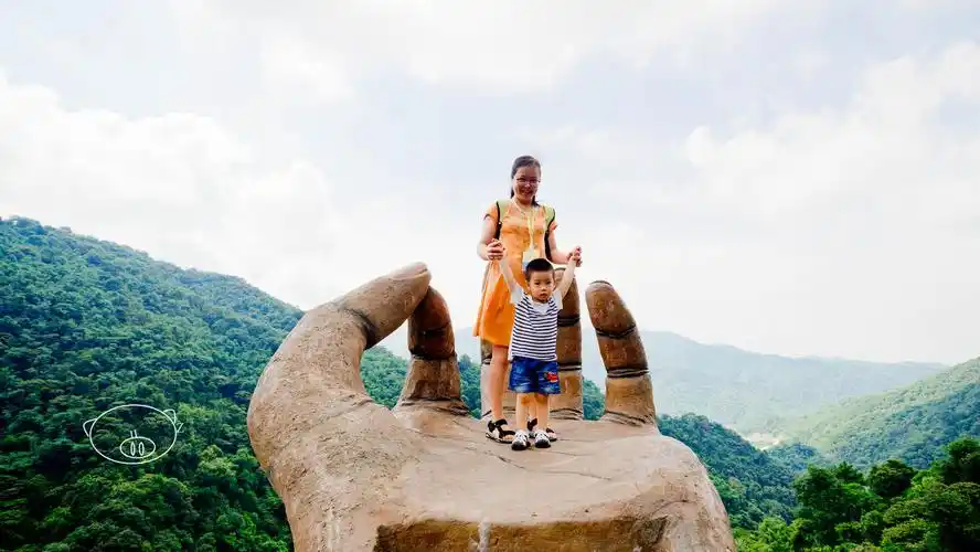 嘻嘻,对景区来说,佛手又象逃不出的五指山.