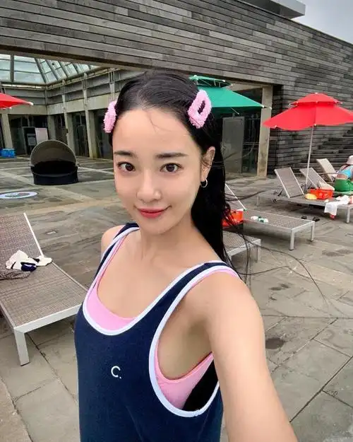 李珠妍在济州岛大秀泳装,身材高挑性感