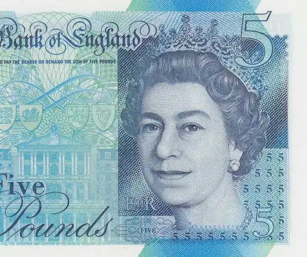 英格兰银行将一枚冠号为:aa01 000001的新版5英镑钞票送给了英国女王