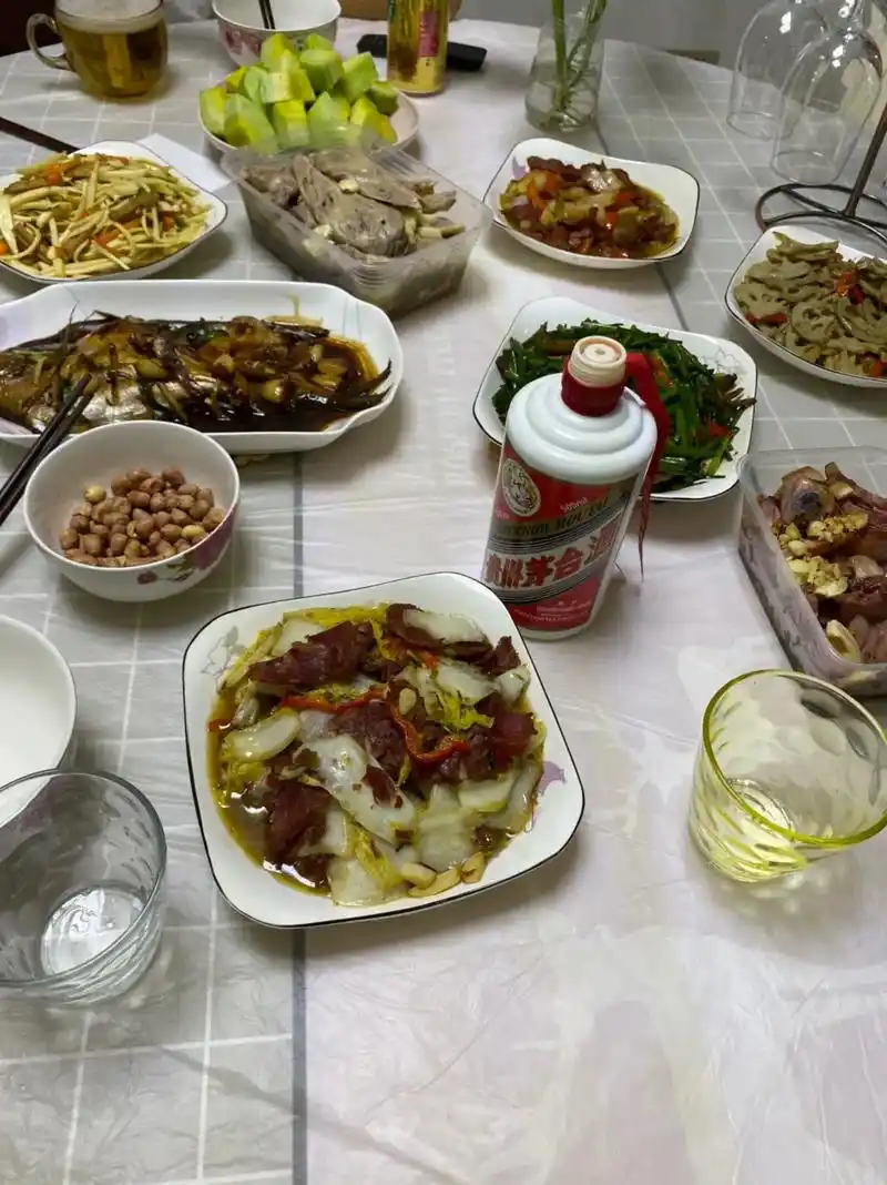 难得在家请客吃饭,朋友们喝酒90我喝玉米粥0000#干杯 - 抖音