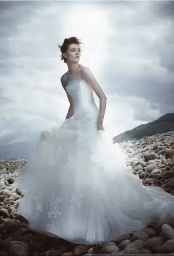 无肩带婚纱让新娘更完美