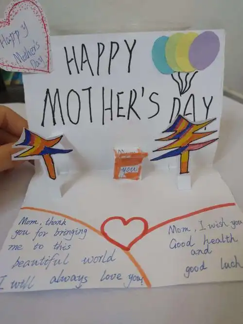 美美的英语贺卡,透出了孩子们对母亲无限的眷恋