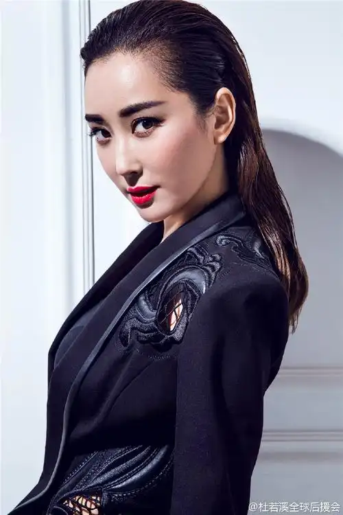 在杜若溪浓黑的眉毛下,眼睛越发的明亮有神,如月光一样柔美含情