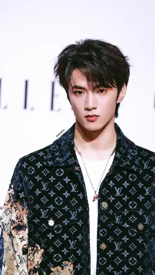 刘耀文叁重楼暨出道四周年演唱会##时代少年团走红毯像军训