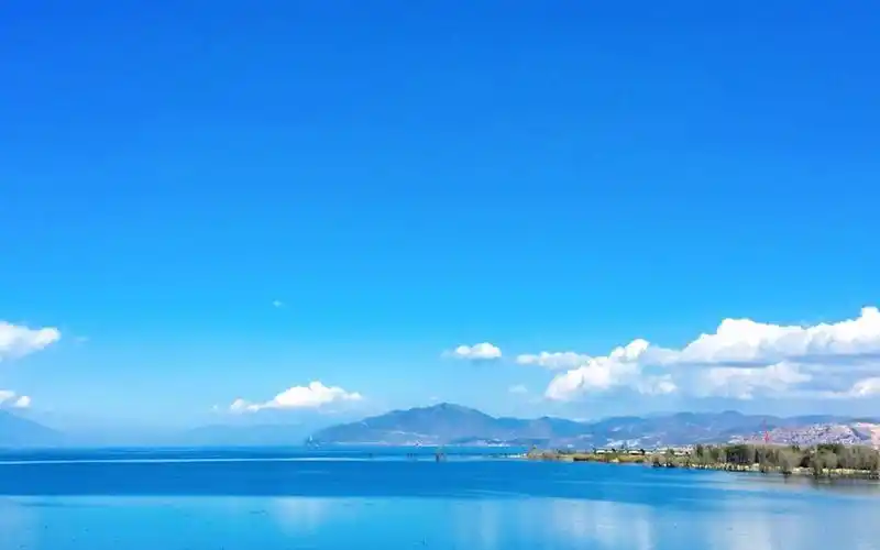 蔚蓝的天空朵朵白云唯美自然风景桌面壁纸