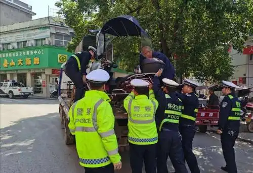 "任性"违停丨辰溪交警开始拖车了,群众拍手称快