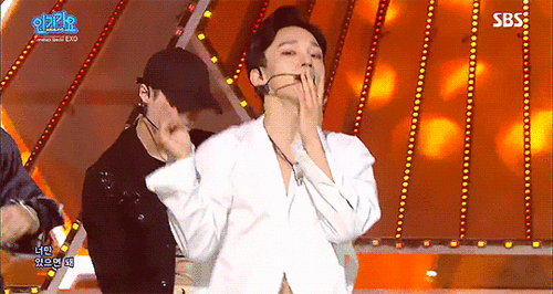 的成员们一个措手不及;打歌舞台上钟大衬衫的纽扣突然罢工……emmm