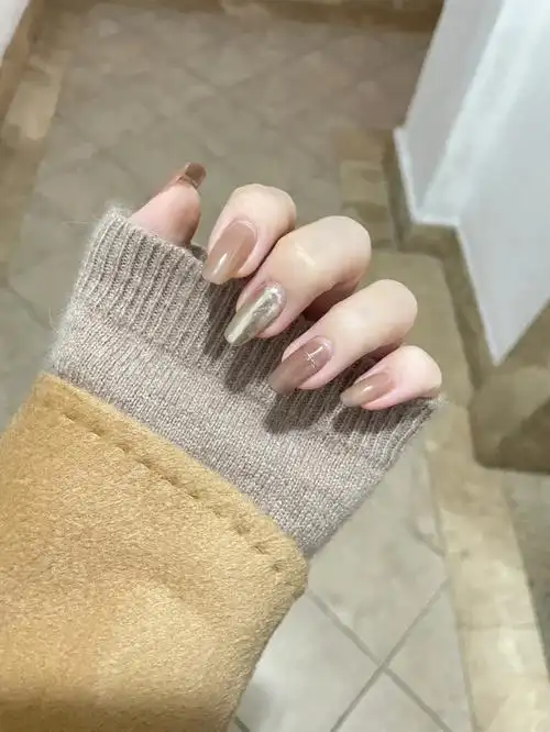 清透浅咖色美甲