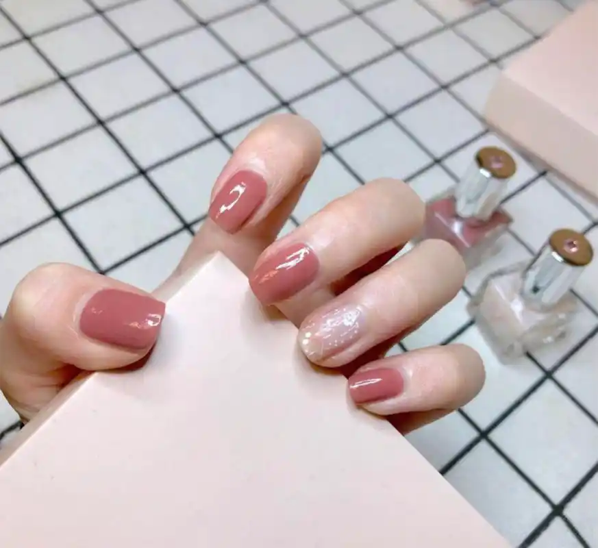 原创初秋最温柔的豆沙色美甲显白又高级让你不得不爱