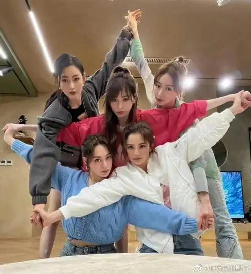 星星女孩模仿大妈五角星拍照姿势##星星点灯东北五人组