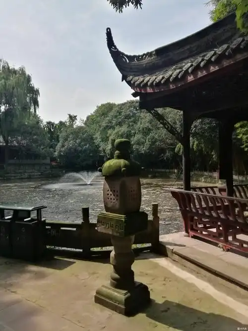 > 新繁游东湖公园,品正宗豆瓣抄手