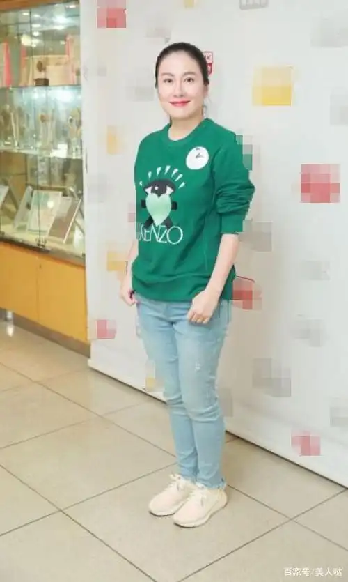 叶璇对自己真狠!这么紧的牛仔裤也要硬塞进去,大腿上的肉太抢眼