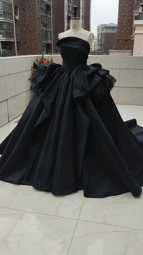 黑色抹胸婚纱一直深受新娘的喜爱