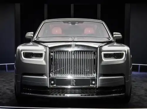 千万豪车的级别,真的可以让你猥琐发育哈,什么姿势都可以_东方汽车