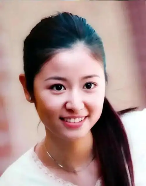 别以为扎个双马尾就是少女了,4位中年女星扮嫩,一个比一个辣目