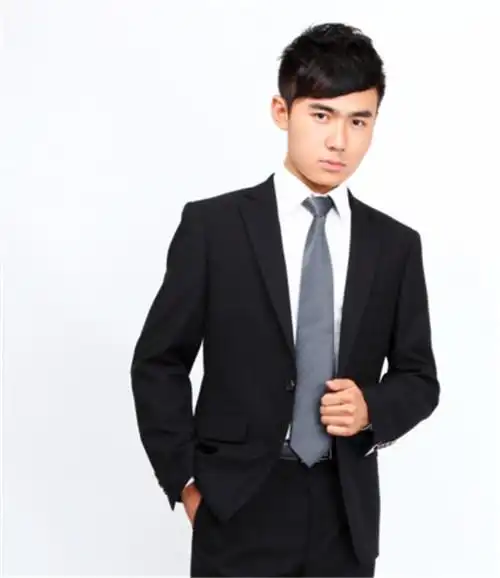 黑色的西装一般来说都是搭配白色的衬衫,这样是比较中规中矩的搭配