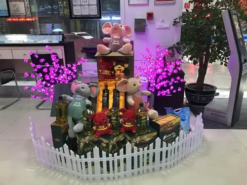 礼品区的礼物堆积如山,体现了我行的人文关怀