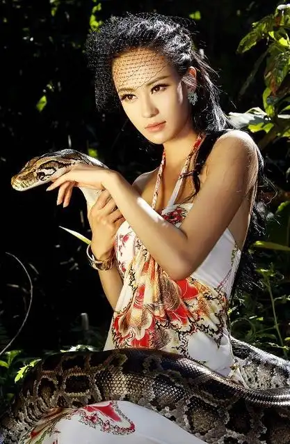 瑜伽教母母其弥雅与小蟒【秋水伊人】