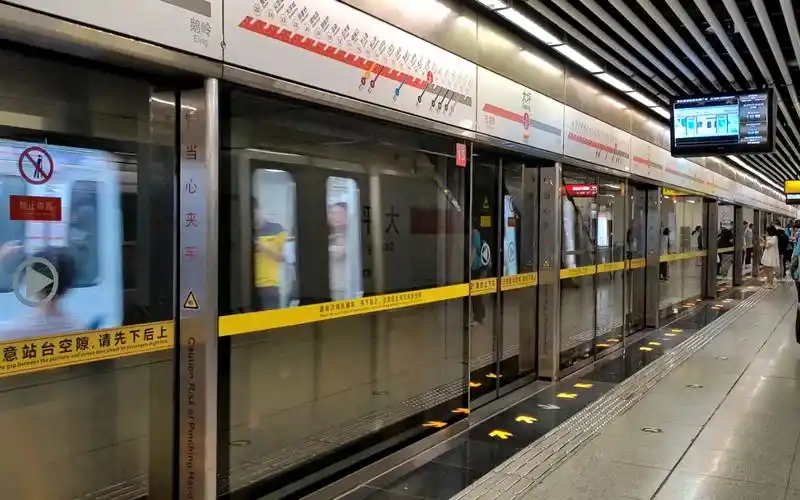 重庆轨道交通1号线 进出站,开关门,报站