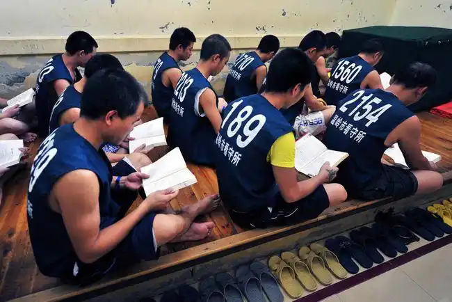 新进看守所的在押人员都会经历一些什么?