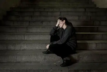 生病无助伤感的女子独自在街头地铁楼梯患抑郁症看看生病和无助照片