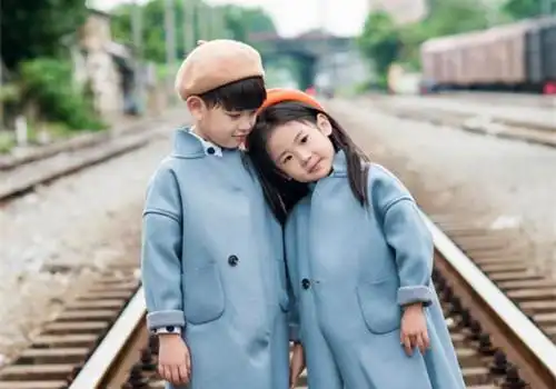 两小无猜小孩情侣图片_记得当时年纪小