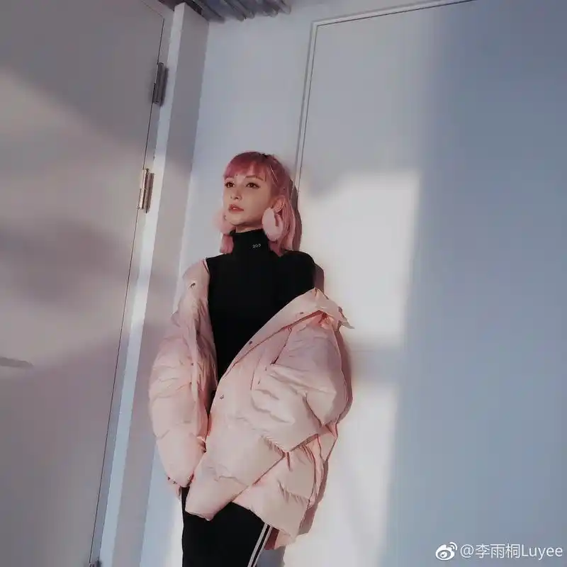 薛之谦网红前任李雨桐百变秀时髦 清纯可人