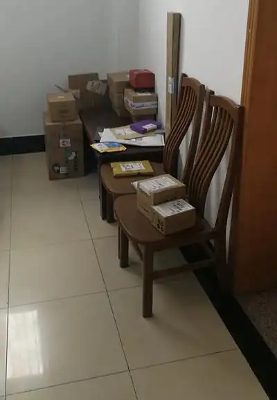 图为杜某放在家中的快递.