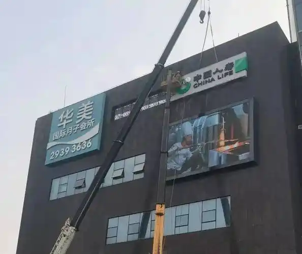 为什么喷绘布是户外广告的常用材料?_广告牌_效果_铆钉