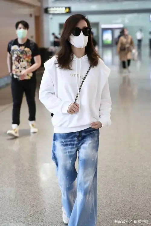 佘诗曼戴着墨镜,口罩遮面,走起路来自信满满.