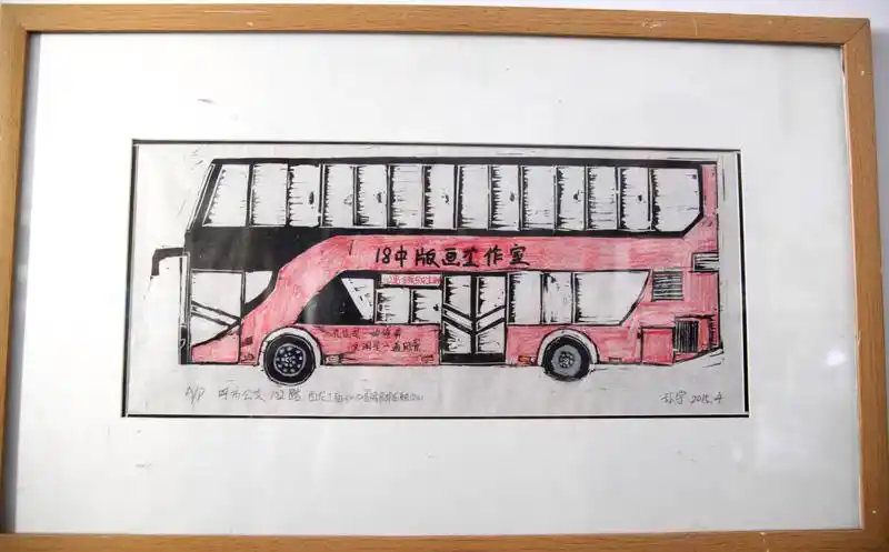 源自他第一次坐公交车的记忆孙宇画的纯电动公交车图册里收藏着孙宇的