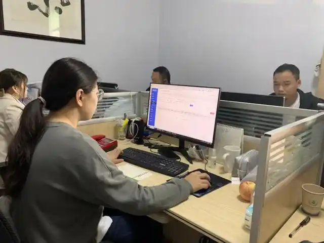 四川遂发美天科技有限公司服务热线办公室工作人员正在办公