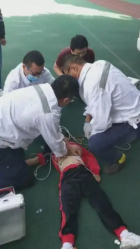 医护人员正在抢救