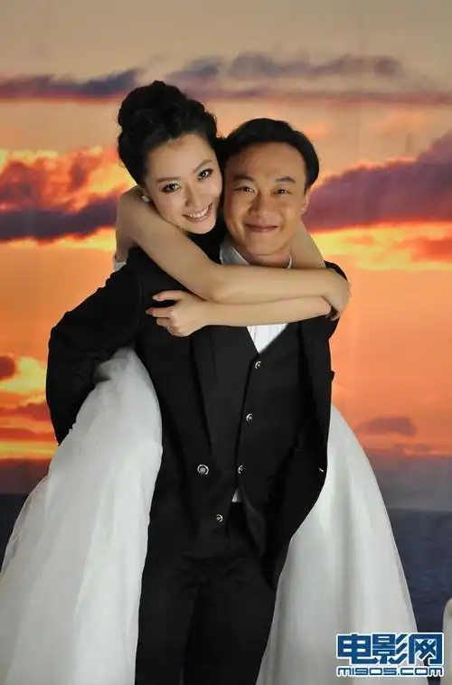 陈奕迅,白冰拍浪漫婚纱照 船头玩"我心飞翔"
