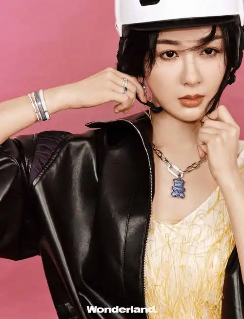 杨紫新时尚大片曝光,罕见挑战新风格,杂志销量引关注_整组_封面_感觉