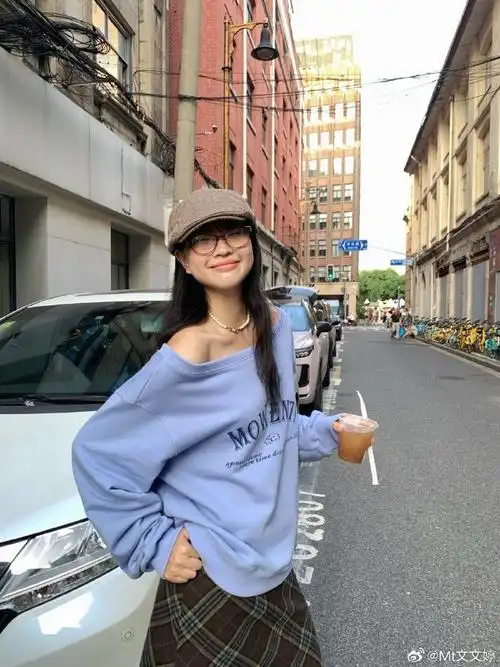 可以一字肩也可以斜挎的一件雾霾蓝卫衣很显白 无论是搭配裤子还是