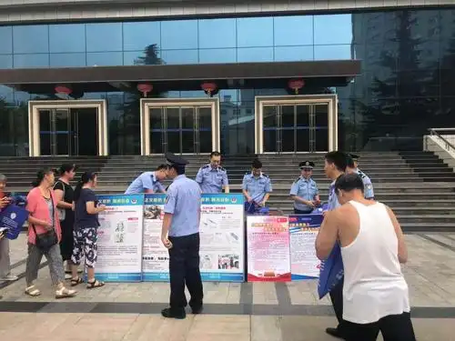 航天分局秦宇派出所与分局刑警大队在辖区进行反扒宣传