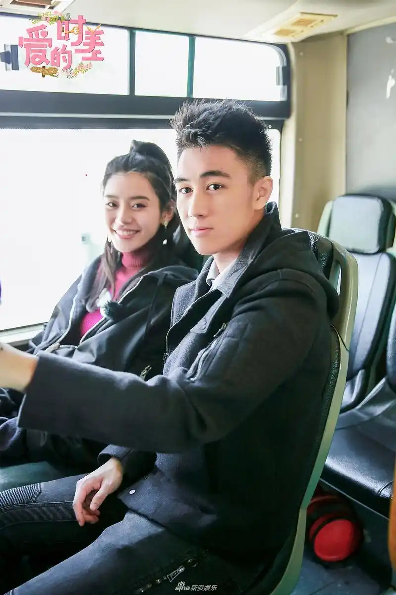 何猷君为爱蹦极奚梦瑶握对方手眼神满是紧张图